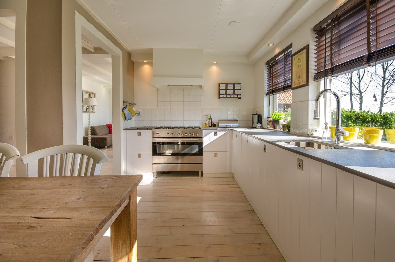 Okna w kuchni – co zrobić, by stały się wizytówką naszego mieszkania?